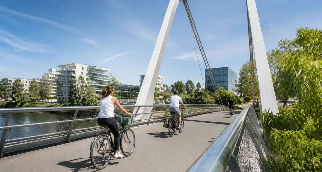 Cyclistes sur un pont au-dessus d'un canal à Strasbourg, mobilité douce