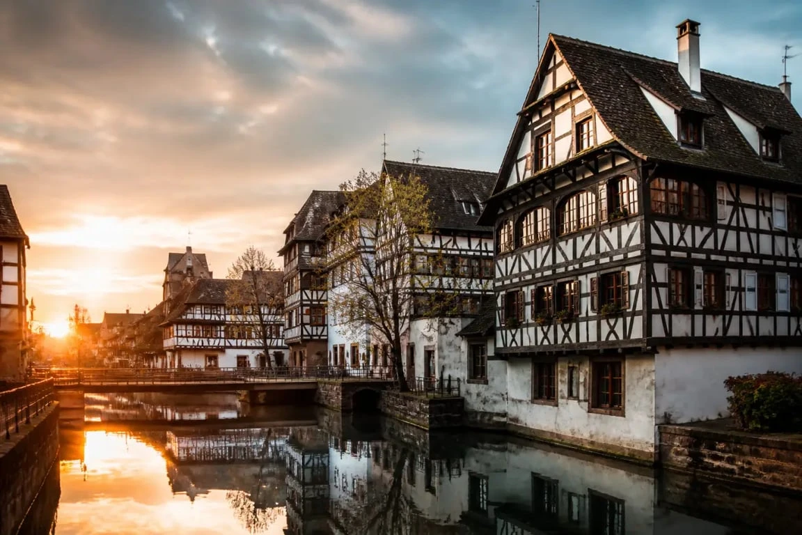Week end amoureux Strasbourg dans la Petite France au coucher du soleil