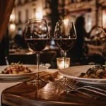 Restaurant strasbourg romantique : verres à vin et chandelles en table